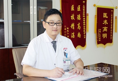 孔　强
