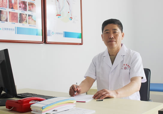 李君